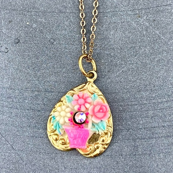08 . Cute VINTAGE Flower Basket Rhinestone Heart Necklace - Picture 1 of 5